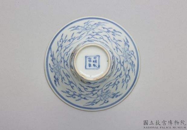 Cup with lotus scrolls in underglaze blue, Mark of da ming chenghua nian zhi. Qing dynasty, 17th - 18 century-China Archive